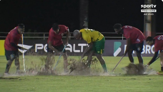 [VÍDEO] "Tá passando o rodo": Deyverson ajuda funcionários a tirar água de campo alagado em jogo da Copa do Brasil