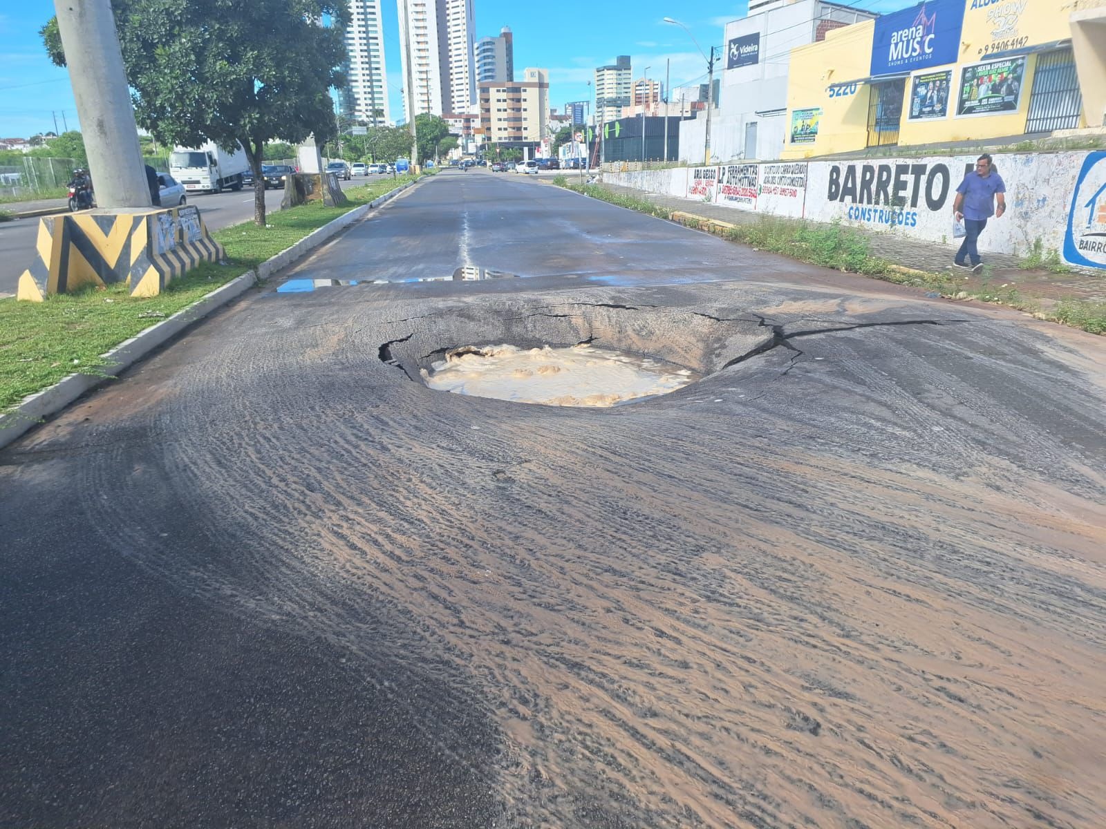 Rompimento de adutora interdita trânsito na avenida Prudente de Morais