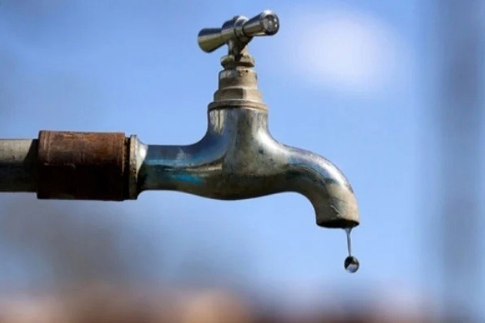 Rompimento de adutora suspende fornecimento de água em bairros de Natal; veja lista
