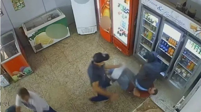 Pai e filho reagem a assalto em supermercado e morrem baleados