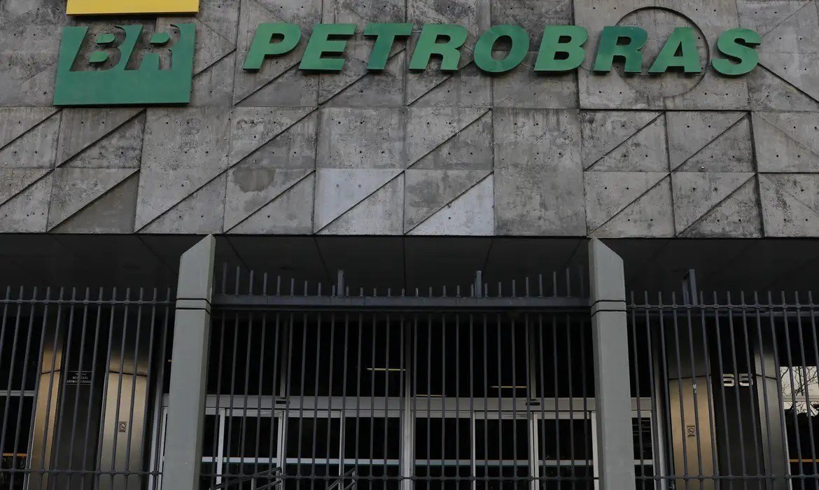 De 16 empresas alvo da Operação Lava-Jato, nove já foram recontratadas pela Petrobras