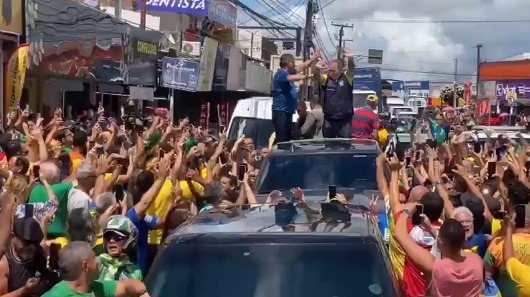 VÍDEO: Bolsonaro é recebido por multidão de apoiadores em João Pessoa; assista