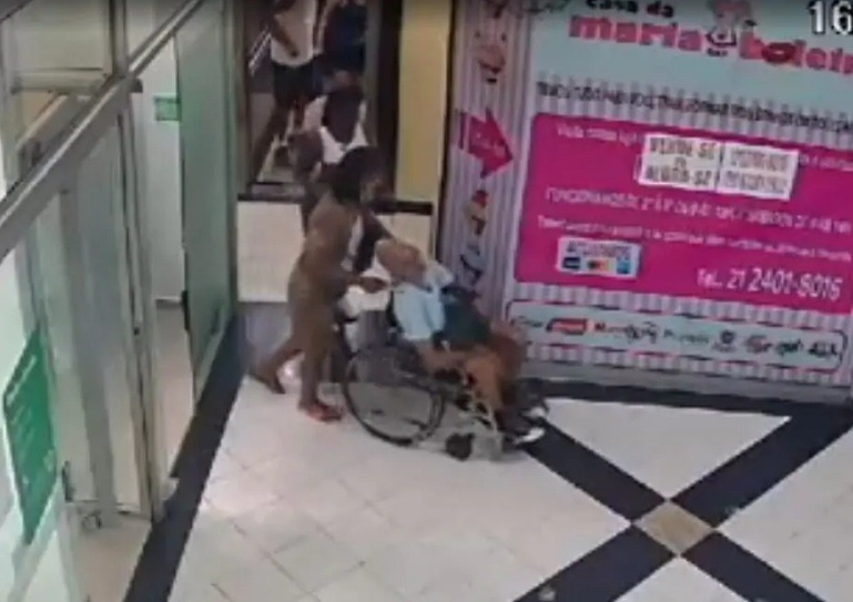 VÍDEO: Imagens mostram idoso chegando a agência bancária em cadeira de rodas com a cabeça tombada para o lado