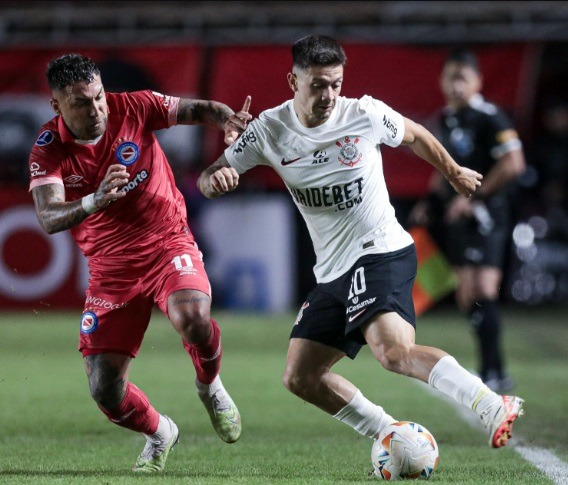 VÍDEO: Corinthians joga mal de novo e perde com gol-relâmpago e expulsão incomum