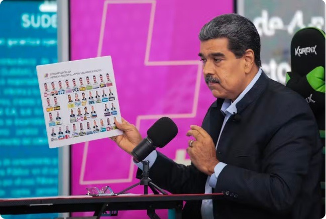 Venezuela: Maduro mostra cédula de votação na qual sua foto aparece mais de dez vezes