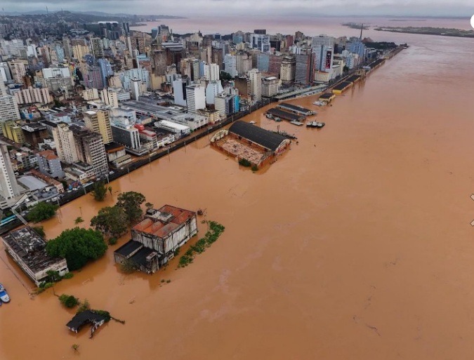 VÍDEO: Chuva histórica no RS destrói estradas e desabriga milhares; assista
