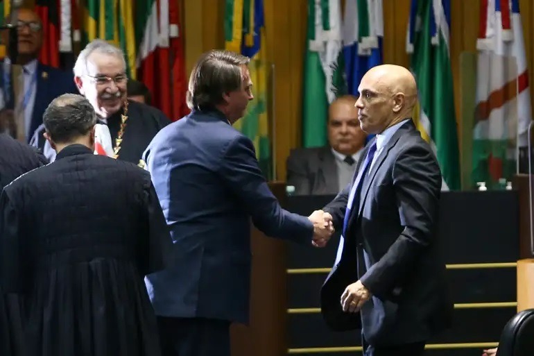 Bolsonaro pede afastamento de Moraes de investigações sobre suposto golpe