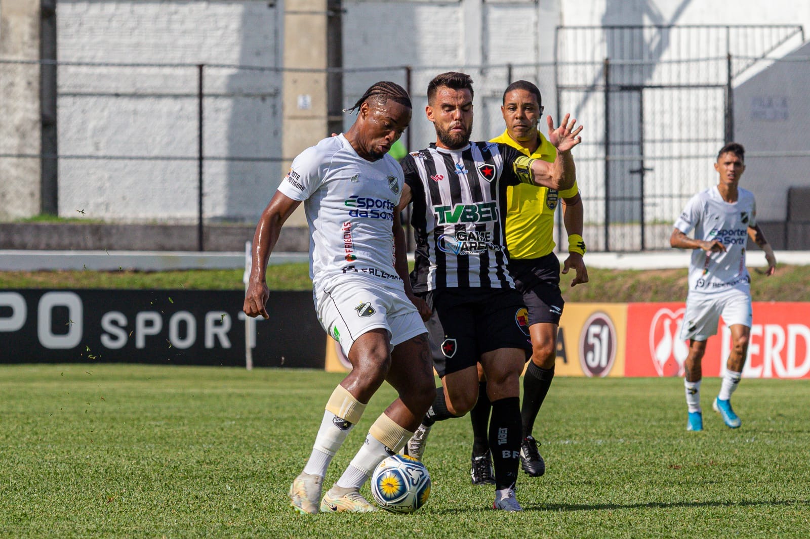 Na retomada da partida, ABC e Botafogo-PB empatam em 0 a 0 no Frasqueirão pela Copa do Nordeste