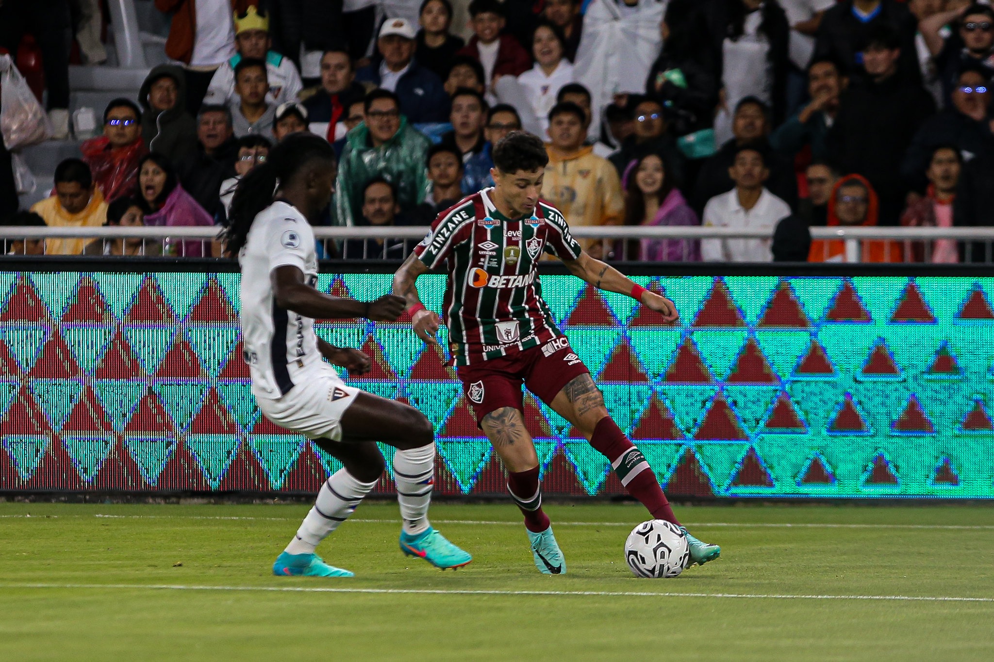 VÍDEO: Fluminense sucumbe a bombardeio da LDU no finzinho e larga atrás na Recopa, veja melhores momentos