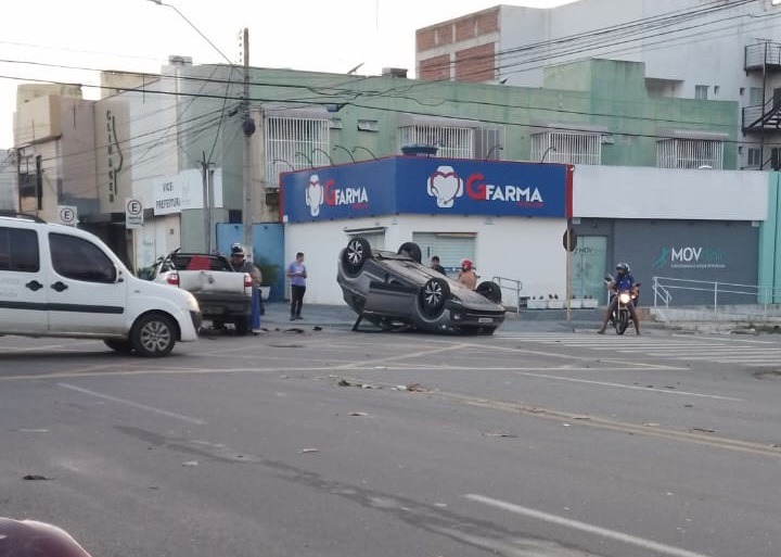 VÍDEO: Carro capota e três pessoas ficam feridas após acidente em Mossoró; veja a colisão 