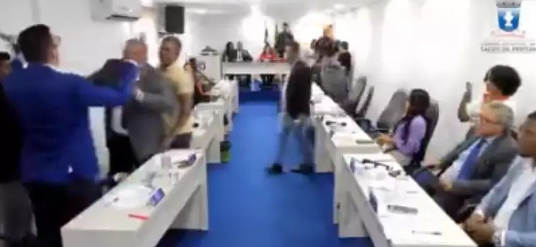 VÍDEO: Vereadores trocam socos em sessão transmitida ao vivo em Câmara Municipal