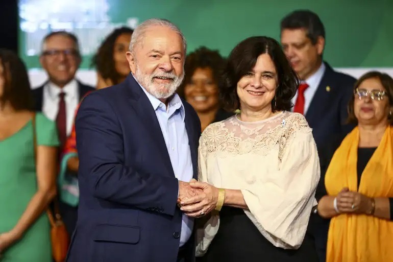 Governo Lula autoriza 'aborto legal' em qualquer tempo gestacional; oposição reage