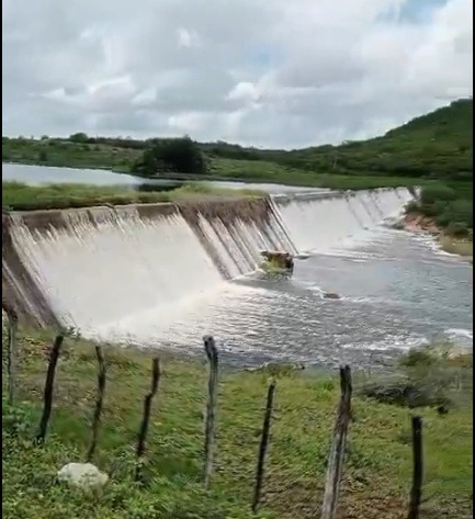 VÍDEO: Barragem sangra no Seridó e causa espetáculo das águas no RN; ASSISTA