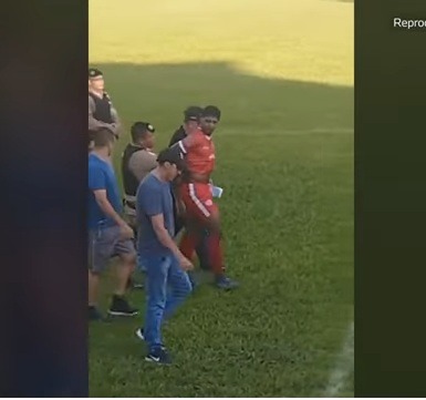 VÍDEO: Procurado pela Justiça é preso durante partida de futebol