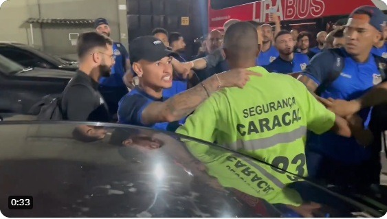 [VÍDEO] Atletas de Vasco e Água Santa discutem no estacionamento: 'Vou na sua casa'