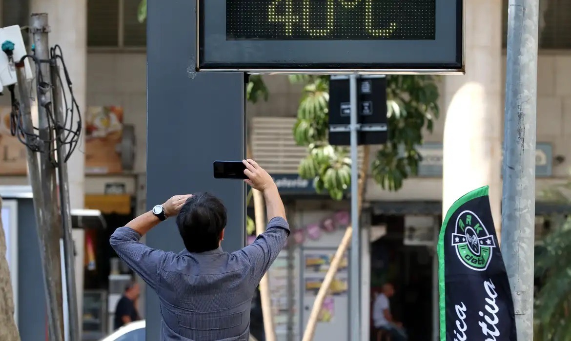 O que sabemos sobre a onda de calor sufocante que atingirá o Brasil nos próximos dias