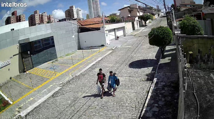VÍDEO: Bandidos largam material que levavam para roubar carro no bairro de Lagoa Nova