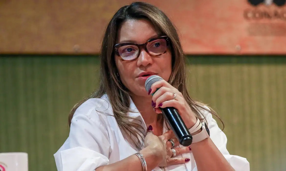 Janja ostenta sapato luxuoso de R$8,5 mil em evento que discute pobreza