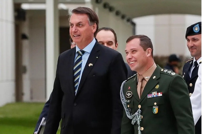 PF indicia Bolsonaro, Cid e deputado por falsificação de cartão de vacina