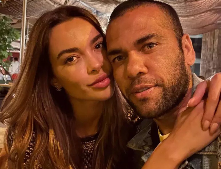 Esposa de Daniel Alves publica foto de mãos dadas com o ex-jogador