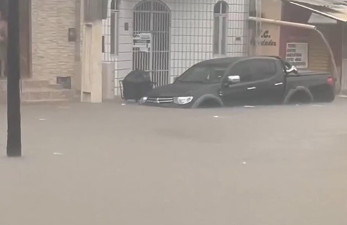 VÍDEO: Chuva torrencial alaga ruas em Mossoró; ASSISTA