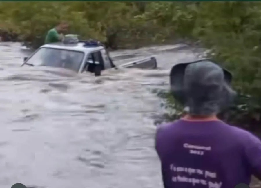 VÍDEO: Homem chora ao perder seu veículo na correnteza de um rio no interior do RN 
