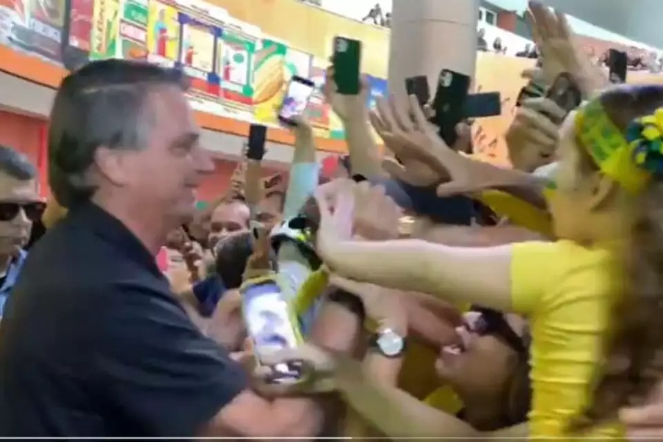 Bolsonaro e Michelle atraem multidão em visita a Maceió