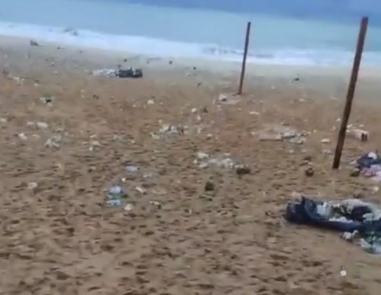 VÍDEO: Praia de Areia Preta amanhece tomada por lixo após evento no local