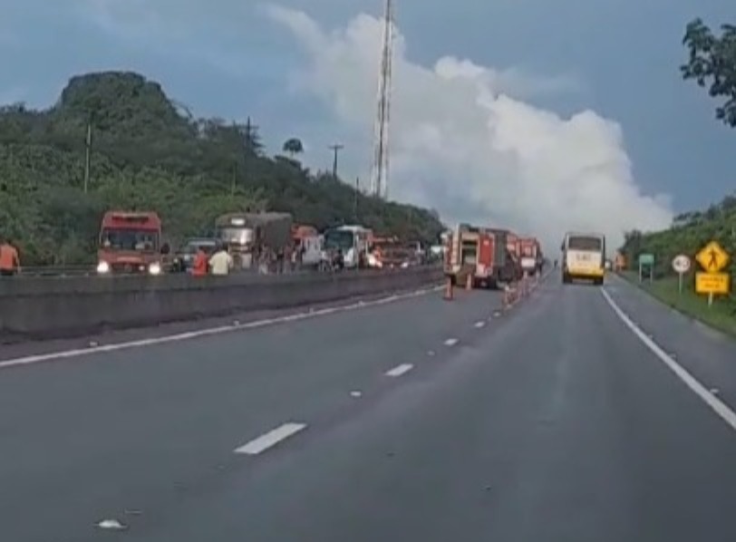 VÍDEO: Colisão grave entre vários veículos deixa trânsito lento na Reta Tabajara; vítima fica presa as ferragens