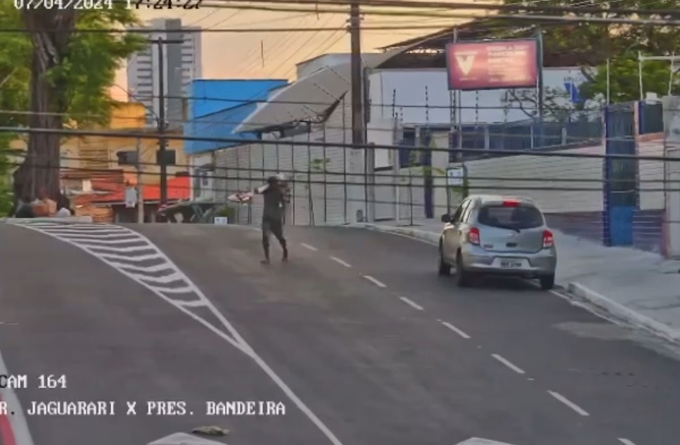 VÍDEO: Homem furta placas de sinalização na rua Jaguarari; ASSISTA