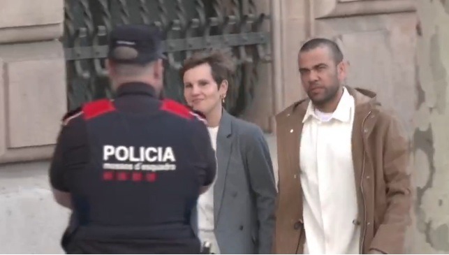Justiça nega recurso e mantém Daniel Alves em liberdade provisória