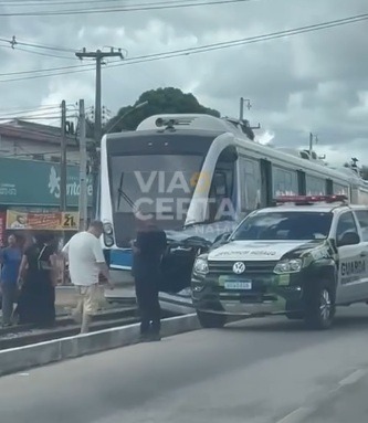 VÍDEO: Acidente entre trem e carro bloqueia trânsito em Parnamirim
