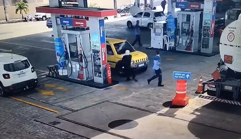 VÍDEO: Motorista atira contra assaltante e impede assalto a posto de combustível em Natal