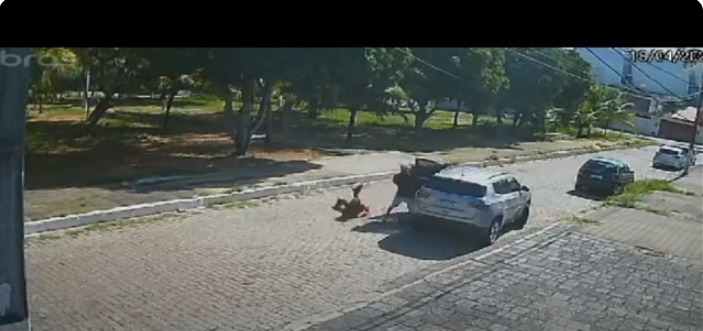 VÍDEO: Psicóloga é arremessada para fora de carro durante assalto na zona Sul de Natal