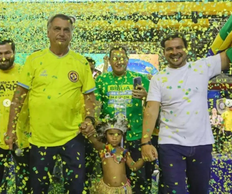 Bolsonaro é socorrido às pressas após ato político em Manaus