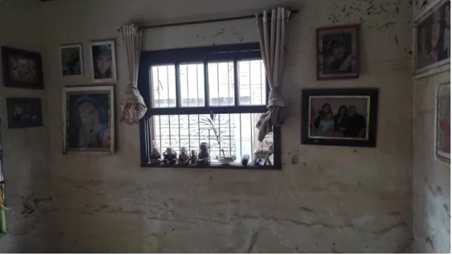 [VÍDEO] 'As paredes apodreceram': família viraliza secando fotos após perder tudo