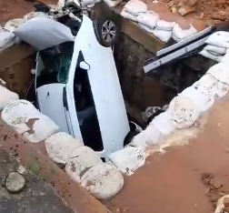 VÍDEO: Motorista invade área de obra e carro cai em um enorme buraco na Zona Norte de Natal
