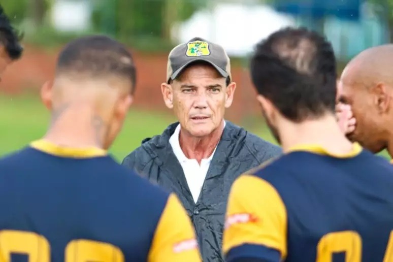 Treinador é demitido no intervalo e médico comanda time em jogo da Série D