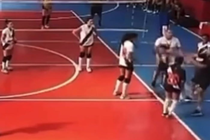 VÍDEO: Técnico do Vasco agride jogadora do sub-15 em quadra e é demitido