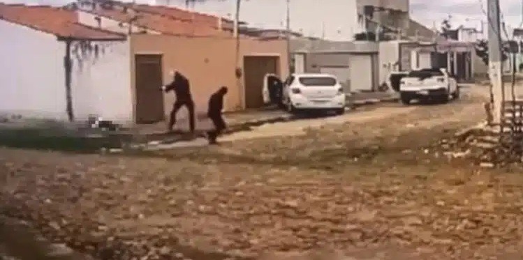 VÍDEO: Imagens mostram momento em que vereador é morto a tiros na calçada de casa