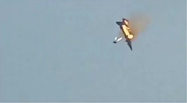 VÍDEO: Jato de combate faz manobra em baixa altitude e explode 