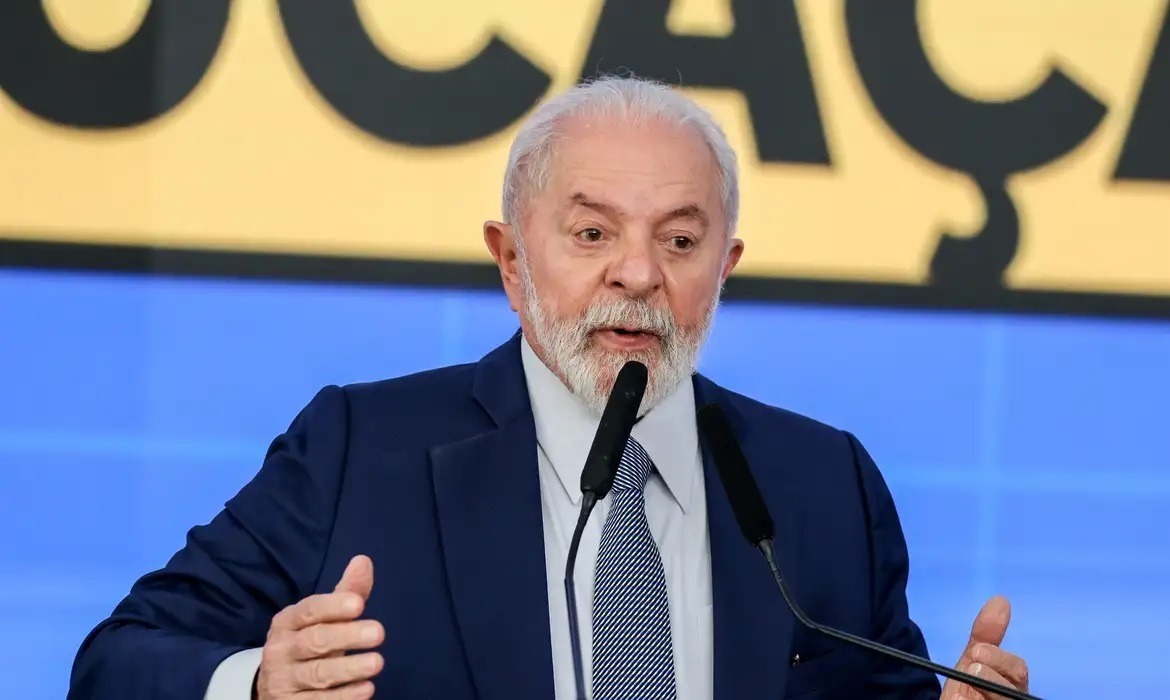 Lula dá bronca em ministros: “Não é cada um dá sua ideia”