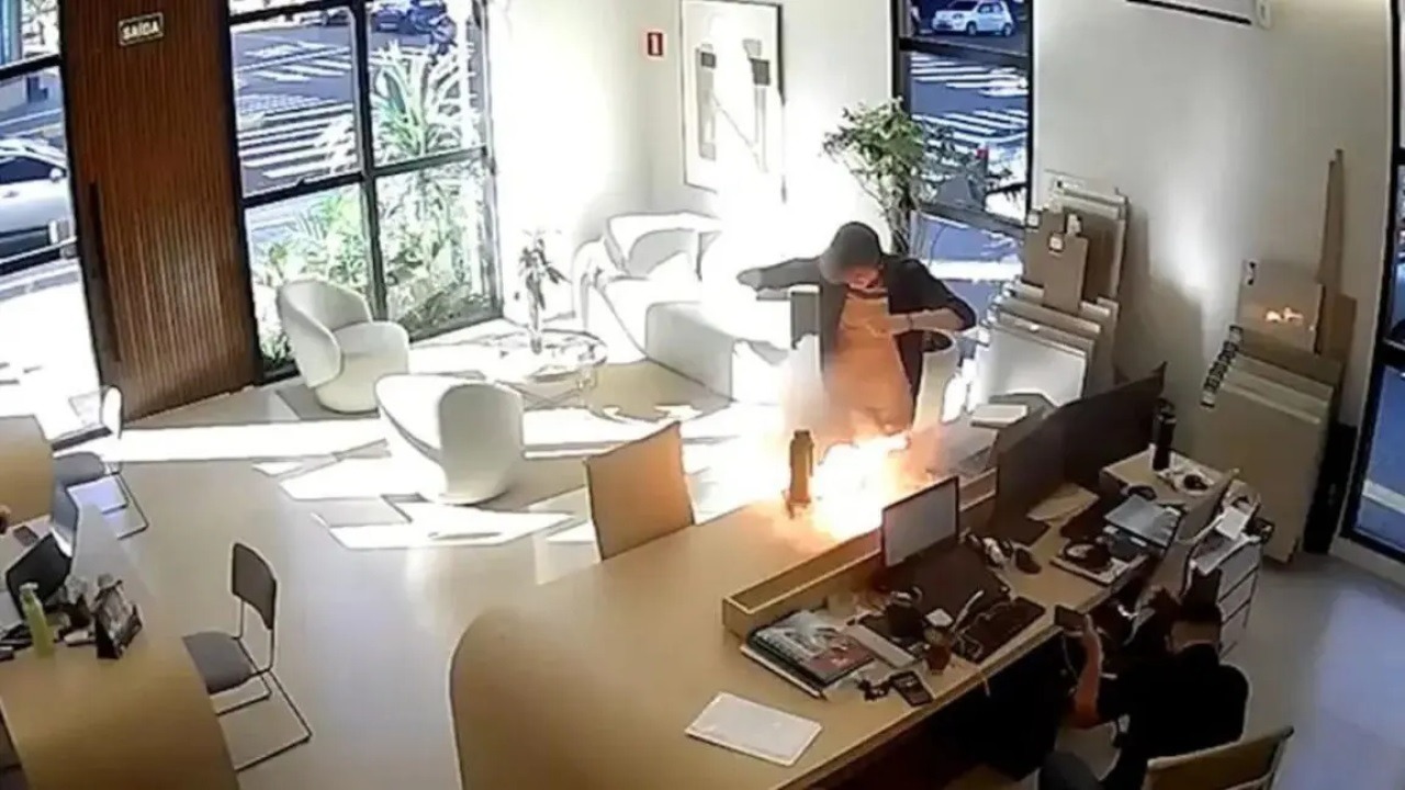 VÍDEO: Celular conectado à tomada explode e provoca incêndio em escritório; assista