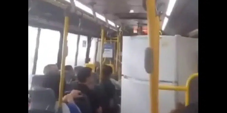VÍDEO: Passageiro transporta geladeira dentro um ônibus coletivo; ASSISTA