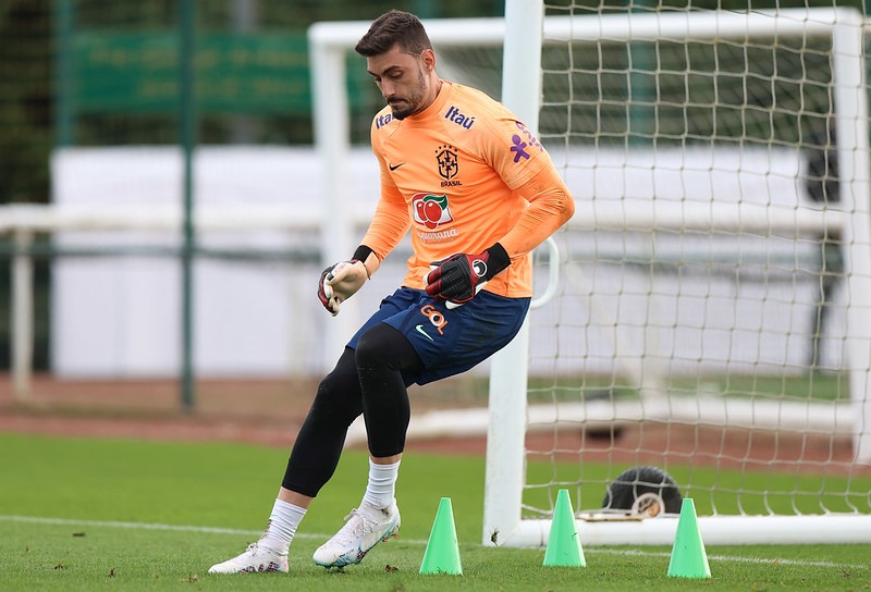 Dorival Júnior convoca mais três jogadores e fecha lista para a Copa América; goleiro é cortado por lesão