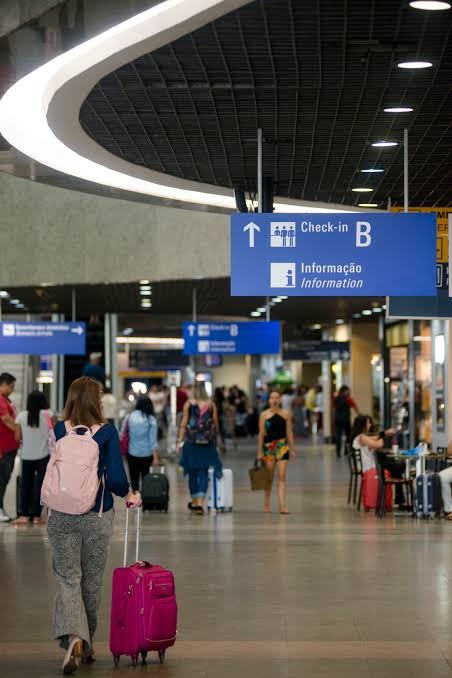 Companhia aérea atrasa voo em quase 8 horas e deve indenizar passageiro por danos morais