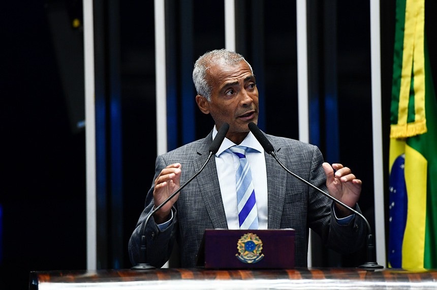 Romário chama delator de 'safado' e diz crer em arquivamento de denúncia