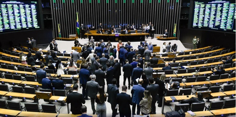 Oposição derruba governistas, e Congresso mantém veto de Bolsonaro à Lei de Segurança Nacional