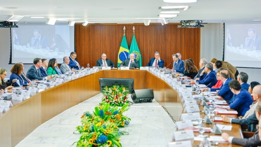 Derrotas e pesquisas mergulham Governo Lula em crise