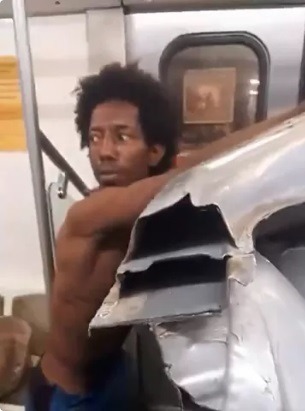 VÍDEO: Homem tenta vender metade de carro dentro de trem no Rio de Janeiro